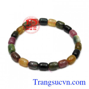 Theo phong thủy, đá Tourmaline giúp cân bằng năng lượng, tốt cho sức khỏe người mang nó.