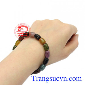 Chuỗi tay Tourmaline may mắn đeo hợp thời trang.