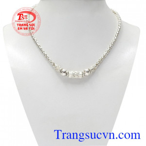 Dây chuyền bạc trẻ em cá tính là món quà đeo hợp thời trang dành cho bé trai.