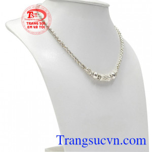 Dây chuyền bạc trẻ em cá tính mang lại nét khỏe khoắn, cá tính cho bé trai.