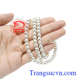 Tính chất của bạc là cản gió độc, ngăn không cho tác động xấu ảnh hưởng đến sức khỏe. Dây chuyền bi bạc độc đáo.