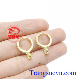 Thiết kế nhỏ nhắn, dễ thương hợp thời trang giúp các chị em dễ dàng kết hợp trang phục và phụ kiện đi cùng. Hoa tai vàng đáng yêu