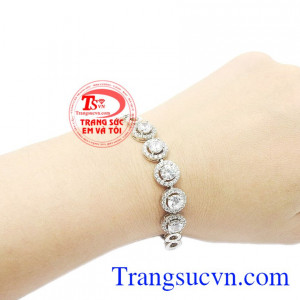 Lắc tay với các đường nét phay bắt sáng giúp tôn lên nét sang trọng của người dùng. Lắc bạc quý phái