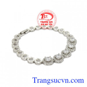 Lắc bạc quý phái là một sản phẩm mới của Trang sức Em và Tôi. 