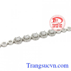 Sản phẩm kết hợp bạc và đá cz tạo điểm nhấn cho sản phẩm. Lắc bạc quý phái