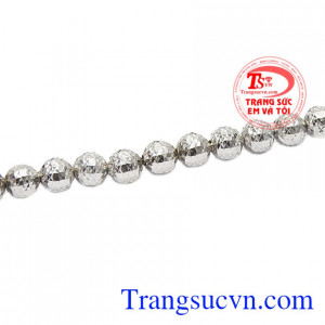 Thiết kế sang trọng, hợp thời trang thích hợp với nhiều loại trang phục. Lắc bi vàng trắng kiêu sa