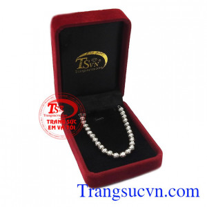 Sản phẩm chế tác từ vàng tây 18k mang lại sự sáng bóng, bền đẹp. Lắc bi vàng trắng kiêu sa