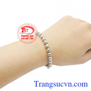 Đây chính là món đồ trang sức mà không ai có thể chối từ. Lắc bi vàng trắng kiêu sa