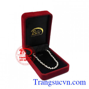 Sản phẩm thích hợp với nhiều trang phục, có thể làm quà tặng cho người thân hoặc bạn bè. Lắc bi vàng trắng thanh lịch