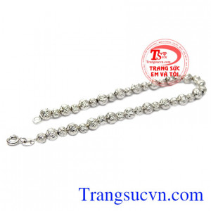 Các đường nét được làm tỉ mỉ giúp cho sản phẩm càng thu hút hơn. Lắc bi vàng trắng thanh lịch