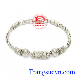 Lắc tay bạc cho bé trai sẽ là món quà đặc biệt dành tặng cho con, cháu.