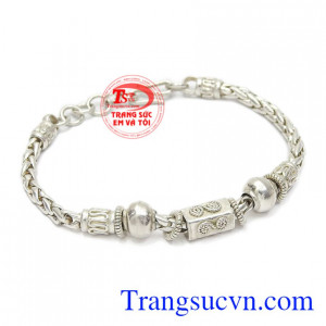 Lắc tay bạc cho bé trai được nhiều phụ huynh yêu thích bởi nét tinh tế, cá tính.