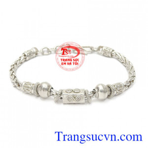 Lắc tay bạc cho bé trai được chế tác tinh tế, khỏe khoắn dành cho các bé trai.