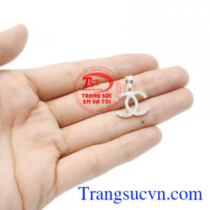 Mặt dây bạc nữ đẹp thích hợp làm quà tặng cho người thân và bạn bè.