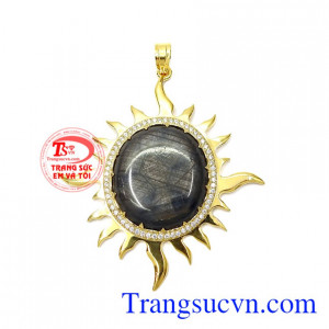 Mặt dây nam Sapphire ánh hào quang được chế tác công phu, đường nét tinh xảo từ vàng 18k và đá Sapphire thiên nhiên.
