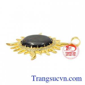 Mặt dây nam Sapphire ánh hào quang kết hợp với dây chuyền vàng làm tăng vẻ nam tính, mạnh mẽ cho nam giới.
