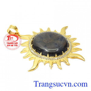 Mặt dây nam Sapphire ánh hào quang là mẫu mặt dây đặc biệt, thiết kế sang trọng, quyền quý.