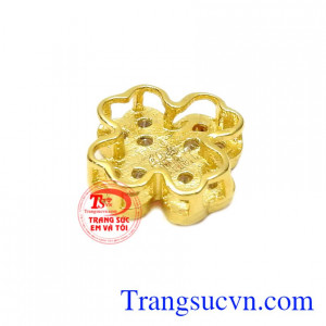 Mặt dây nữ cỏ bốn lá may mắn giao hàng toàn quốc.