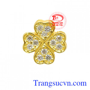 Mặt dây nữ cỏ bốn lá may mắn được chế tác tinh tế, xinh xắn khiến cho các cô nàng yêu thích.