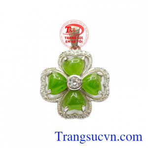 Mặt dây nữ Nephrite được chế tác từ đá Nephrite thiên nhiên chất lượng.