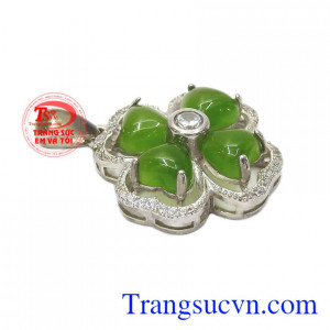 Mặt dây nữ Nephrite kết hợp với dây chuyền bạc mang lại nét xinh xắn, tinh tế cho các cô gái.