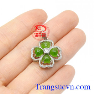 Mặt dây nữ Nephrite thiên nhiên.