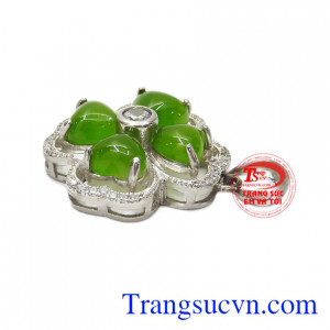 Mặt dây nữ Nephrite phù hợp với những người mang mệnh Hỏa và Mộc.