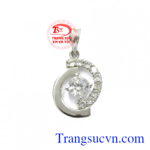 Mặt dây nữ vàng trắng thanh tao được chế tác công phu từ vàng 10k chất lượng, bền đẹp.