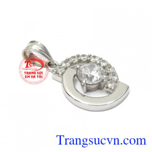 Mặt dây nữ vàng trắng thanh tao mang lại vẻ thanh thoát, trang nhã cho nữ giới khi kết hợp cùng dây chuyền vàng trắng.