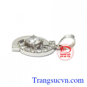 Mặt dây nữ vàng trắng thanh tao sẽ là món quà dễ thương để dành tặng người thương.