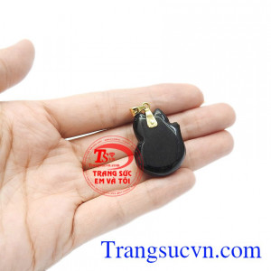 Đá obsidian màu đen cùng tăng thêm nét quyến rũ cho người đeo. Mặt hồ ly obsidian huyền bí