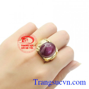 Hai bên cạnh nhẫn chế tác hình đồng kim tiền với niềm ao ước được thành công, thịnh vượng. Nhẫn nam ruby sao thiên nhiên tài lộc