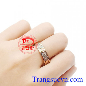 Sản phẩm thiết kế với phong cách nam tính, hợp thời trang giúp phái mạnh thêm tự tin và bản lĩnh. Nhẫn nam vàng hồng kim cương