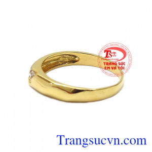 Sản phẩm kết hợp 2 màu vàng trắng và vàng màu tạo điểm nhấn cho chiếc nhẫn. Nhẫn nam vàng thành công