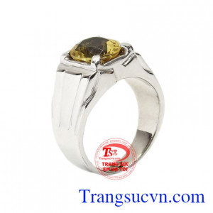 Nhẫn nam vàng trắng thạch anh vàng đẹp với thiết kế đơn giản những vẫn không kém phần sang trọng.