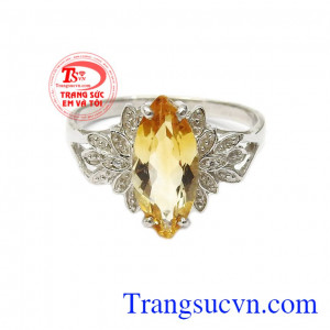 Thiết kế với hình bông hoa, điểm nhấn là viên thạch anh vàng lấp lánh mang đến cho người dùng sự sang trọng và quý phái