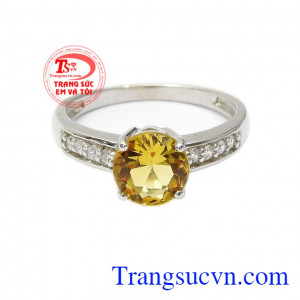 Đá thạch anh vàng Citrine giúp tăng có lòng tự trọng, sự tự tin, và loại bỏ những khuynh hướng tiêu cực,Nhẫn nữ bạc Citrine trang nhã