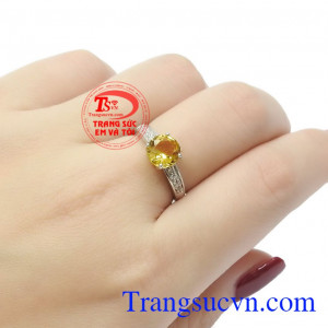 Nó giúp tăng cường cá tính, thúc đẩy động lực, nâng cao sự sáng tạo, và khuyến khích tự thể hiện bản thân,Nhẫn nữ bạc Citrine trang nhã