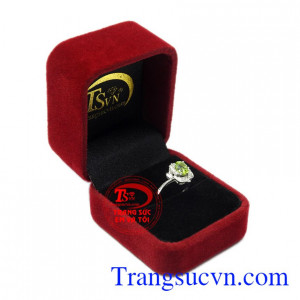 Nhẫn nữ bạc Peridot dịu dàng thiên nhiên.