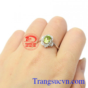 Nhẫn nữ bạc Peridot dịu dàng hợp thời trang.