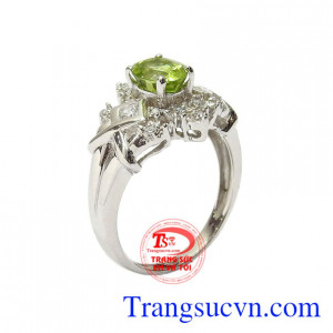 Nhẫn nữ bạc Peridot độc đáo được thiết kế tỉ mỉ, độc đáo, vô cùng đặc sắc.