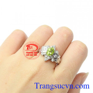 Nhẫn nữ bạc Peridot độc đáo thời trang.