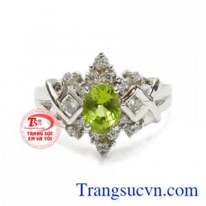 Nhẫn nữ bạc Peridot độc đáo mang lại may mắn cho những người mang mệnh Hỏa và Mộc, có giấy kiểm định uy tín.