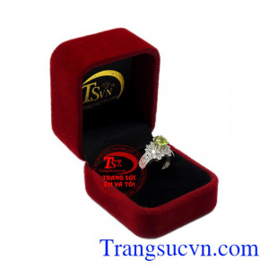 Nhẫn nữ bạc Peridot lấp lánh thời trang.