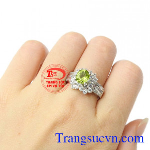 Trang sức Em và Tôi đảm bảo về chất lượng sản phẩm, uy tín, được nhiều khách hàng bình chọn. Nhẫn nữ bạc Peridot lấp lánh 