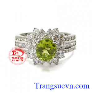 Nhẫn nữ bạc Peridot lấp lánh sẽ là món quà khiến cho các chị em thích thú.