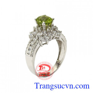 Nhẫn nữ bạc Peridot lấp lánh mang lại nhiều may mắn cho người đeo.