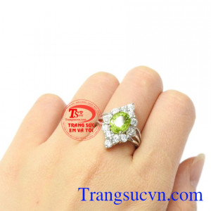 Nhẫn nữ bạc Peridot may mắn cá tính , tinh xảo.