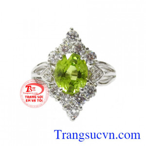 Peridot theo tiếng Hy Lạp có nghĩa là sự sung túc, viên đá này là bùa hộ mệnh cho những người mang mệnh Mộc và Hỏa. Nhẫn nữ bạc Peridot may mắn