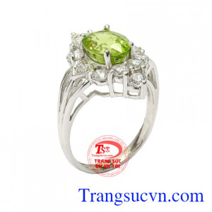 Nhẫn nữ bạc Peridot may mắn được chạm khắc độc đáo, sáng bóng.